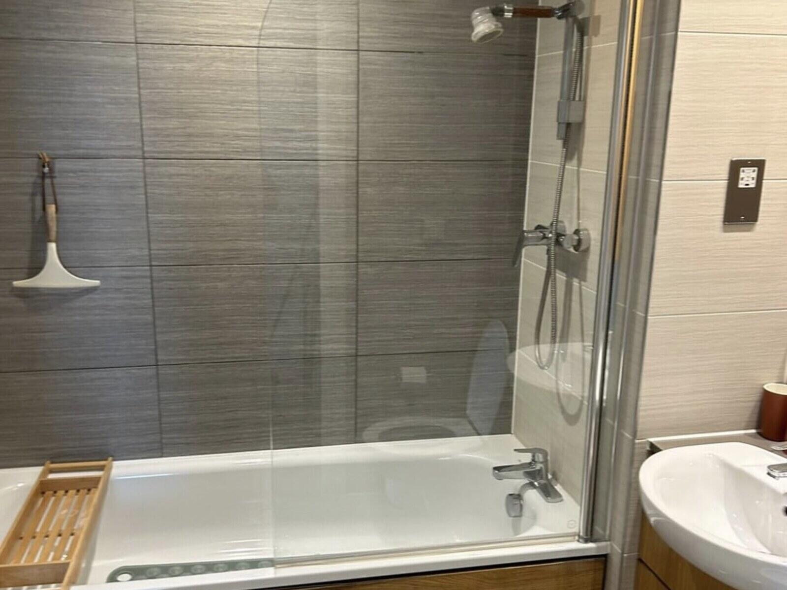 Clean bathroom London by Assar Cleans