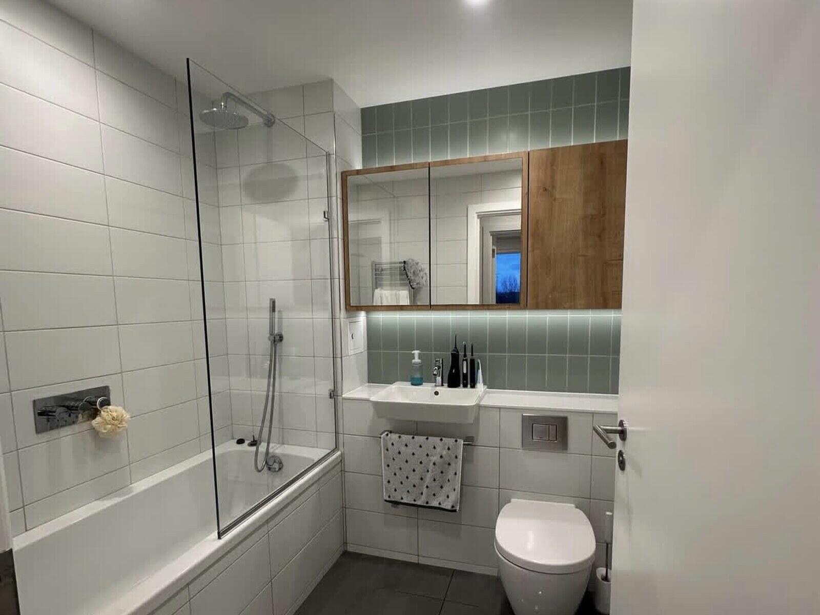 Clean bathroom London by Assar Cleans