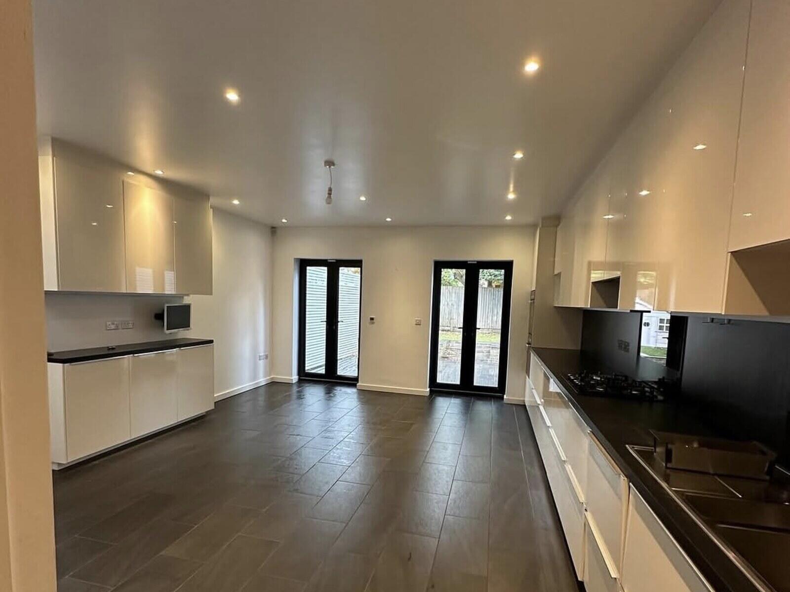 Clean open plan kitchen London by Assar Cleans