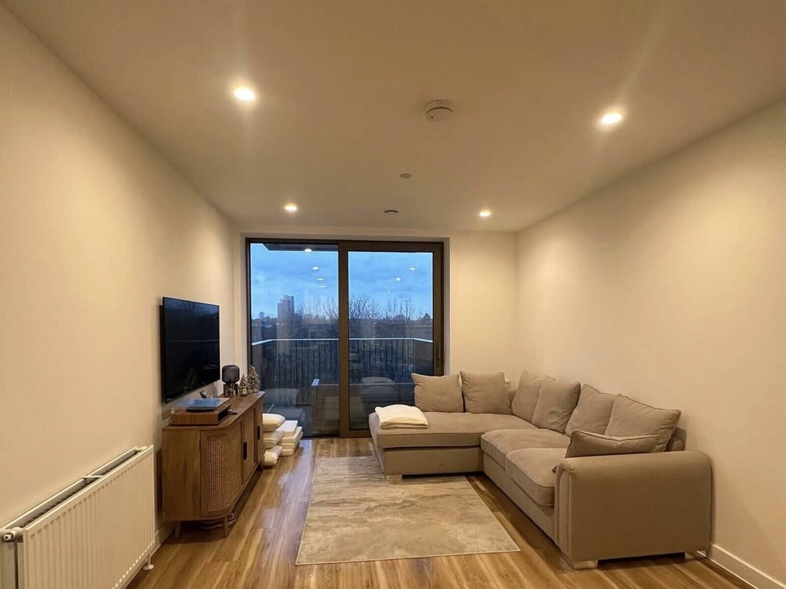 Clean modern living room London by Assar Cleans